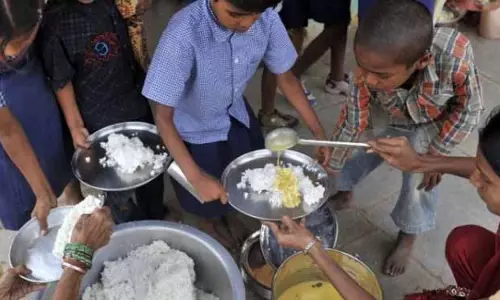 ओडिशा ने मध्याह्न भोजन रसोइयों और सहायकों का पारिश्रमिक बढ़ाया