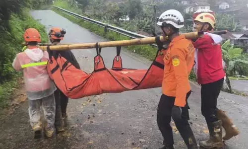 इंडोनेशिया में अचानक आई बाढ़ में 17 लोगों की मौत, 9 लापता; तलाशी अभियान जारी