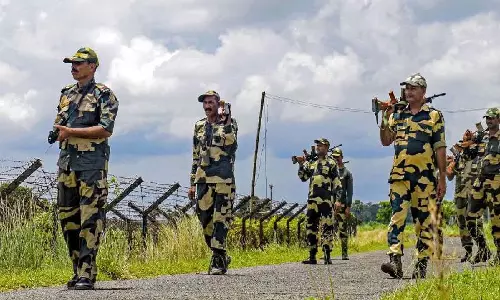 Cooch Behar में बांग्लादेशी तस्करों ने सीमा सुरक्षा बल पर किया हमला Cooch Behar में बांग्लादेशी तस्करों ने सीमा सुरक्षा बल पर किया हमला