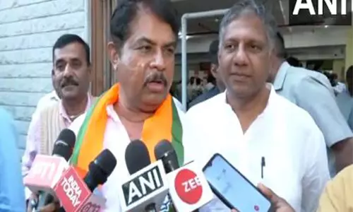 Karnataka विधानसभा के नेता प्रतिपक्ष ने सम्मेलन में कहा- असली गांधी के नाम का इस्तेमाल कर कार्यक्रम कर रही कांग्रेस की नकल Karnataka विधानसभा के नेता प्रतिपक्ष ने सम्मेलन में कहा- असली गांधी के नाम का इस्तेमाल कर कार्यक्रम कर रही कांग्रेस की नकल