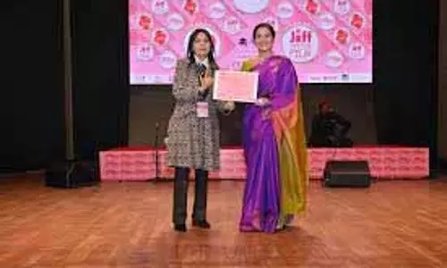 देवयानी की पहली निर्देशित फिल्म को पुरस्कार मिला देवयानी की पहली निर्देशित फिल्म को पुरस्कार मिला