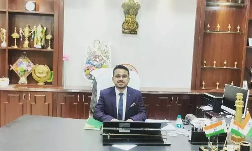 Assam : तिनसुकिया जिला आयुक्त स्वप्निल पॉल ने जन शिकायतों की समीक्षा की Assam : तिनसुकिया जिला आयुक्त स्वप्निल पॉल ने जन शिकायतों की समीक्षा की
