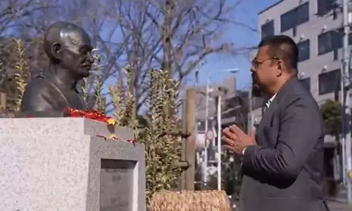 असम मुख्यमंत्री ने Tokyo में गांधी प्रतिमा पर श्रद्धांजलि अर्पित की