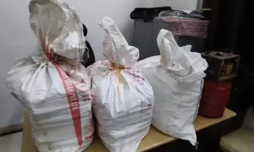 MP News: कार में ले जाई जा रही थी विस्फोटक सामग्री, दो गिरफ्तार MP News: कार में ले जाई जा रही थी विस्फोटक सामग्री, दो गिरफ्तार