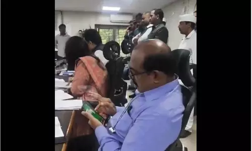 अनंतपुर DRO को मुख्य बैठक में ऑनलाइन रम्मी खेलते हुए पाया गया अनंतपुर DRO को मुख्य बैठक में ऑनलाइन रम्मी खेलते हुए पाया गया