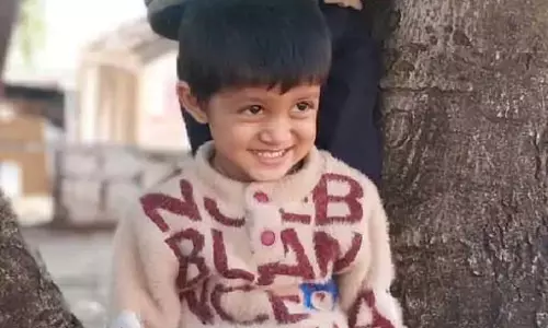 गर्म तेल में गिरने से 2 साल के मासूम की मौत, सगाई समारोह में खेलते-खेलते कड़ाई के पास पहुंचा