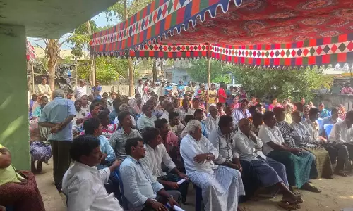 Khammam में ग्राम सभा के दौरान विरोध प्रदर्शन शुरू हो गया Khammam में ग्राम सभा के दौरान विरोध प्रदर्शन शुरू हो गया