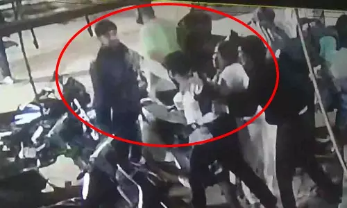 दो पक्षों के बीच जमकर मारपीट, घायल युवक ने तोड़ा दम