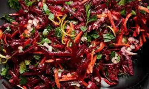 चुकंदर और चने के सलाद के साथ कुरकुरी भुनी चिकन जांघों की रेसिपी चुकंदर और चने के सलाद के साथ कुरकुरी भुनी चिकन जांघों की रेसिपी