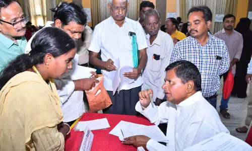 Telangana: दिव्यांग लड़के को प्रजावाणी में रिकॉर्ड समय में मिला प्रमाण पत्र Telangana: दिव्यांग लड़के को प्रजावाणी में रिकॉर्ड समय में मिला प्रमाण पत्र