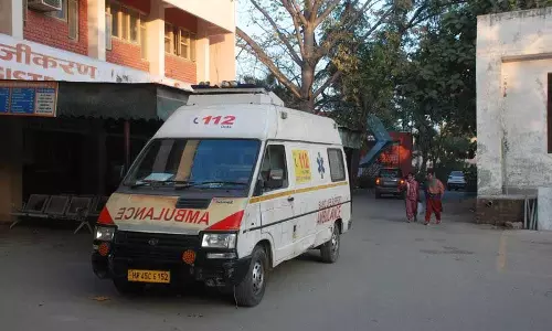 Haryana : करनाल में मरीजों को ले जाती पुरानी एंबुलेंस