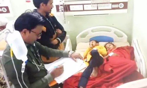 स्कूल से घर लौटने के बाद 9 बच्चों को क्या हुआ? मच गई अफरा-तफरी स्कूल से घर लौटने के बाद 9 बच्चों को क्या हुआ? मच गई अफरा-तफरी