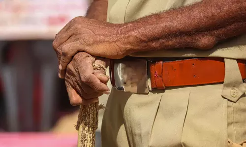Bengal: पुलिस वाहन ने राहगीर को कुचला, गुस्साए ग्रामीणों ने विरोध में पुलिस से की झड़प