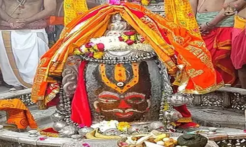 Ujjain: भस्म आरती में  वैष्णव तिलक गले में मुंड की माला से सजे महाकाल