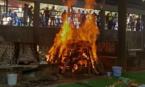 शॉपिंग के वजह से लड़की ने की आत्महत्या: पुलिस को सूचना दिए बिना ही अंतिम संस्कार