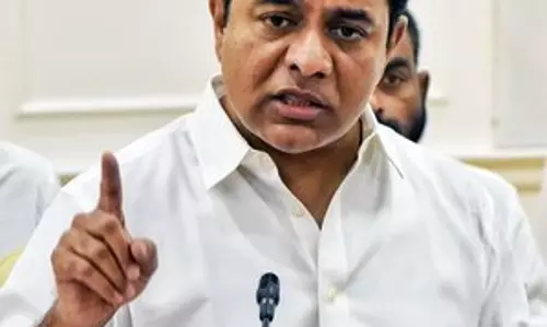 KTR ने पूर्व विधायक भूपाल रेड्डी पर हमले की निंदा की KTR ने पूर्व विधायक भूपाल रेड्डी पर हमले की निंदा की