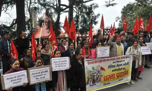 Himachal: दैनिक वेतन भोगी कर्मचारियों की बर्खास्तगी पर विरोध प्रदर्शन Himachal: दैनिक वेतन भोगी कर्मचारियों की बर्खास्तगी पर विरोध प्रदर्शन