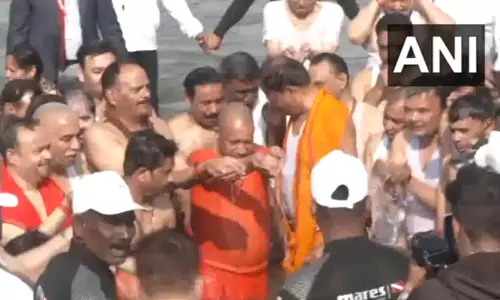 महाकुंभ: मुख्यमंत्री योगी ने कैबिनेट मंत्रियों के साथ त्रिवेणी संगम में पवित्र डुबकी लगाई महाकुंभ: मुख्यमंत्री योगी ने कैबिनेट मंत्रियों के साथ त्रिवेणी संगम में पवित्र डुबकी लगाई