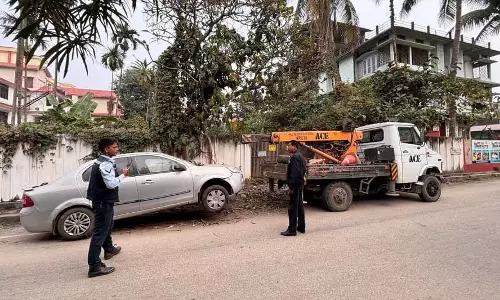 Guwahati यातायात पुलिस ने लावारिस कारों को तेजी से उठाने की पहल की