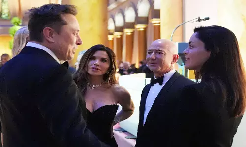 Elon Musk अपने 3 बच्चों की मां शिवोन ज़िलिस के साथ ट्रंप के डिनर में दिखे, तस्वीर वायरल Elon Musk अपने 3 बच्चों की मां शिवोन ज़िलिस के साथ ट्रंप के डिनर में दिखे, तस्वीर वायरल