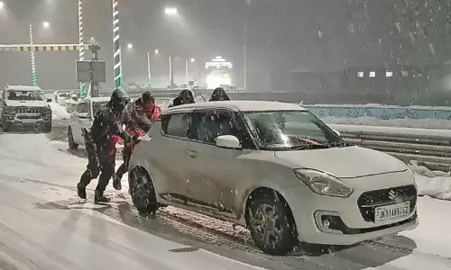 ताजा बर्फबारी के कारण Zojila-Sonamarg में सड़कें फिसलन भरी हो गईं ताजा बर्फबारी के कारण Zojila-Sonamarg में सड़कें फिसलन भरी हो गईं