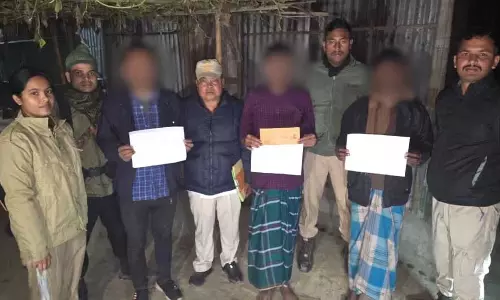 Assam : दक्षिण सलमारा पुलिस ने मादक पदार्थ विरोधी अभियान में तीन लोगों को गिरफ्तार Assam : दक्षिण सलमारा पुलिस ने मादक पदार्थ विरोधी अभियान में तीन लोगों को गिरफ्तार
