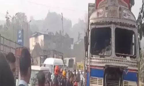 Assam : जोराबाट में काली मंदिर के पास सिलेंडर से लदे वाहन में आग लग गई Assam : जोराबाट में काली मंदिर के पास सिलेंडर से लदे वाहन में आग लग गई