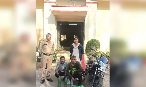 पुलिस की कार्रवाई, मोटर सायकल पर महुआ शराब तस्करी कर रहे दो आरोपी गिरफ्तार पुलिस की कार्रवाई, मोटर सायकल पर महुआ शराब तस्करी कर रहे दो आरोपी गिरफ्तार