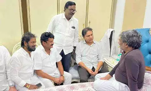KTR, बीआरएस नेताओं ने बीमार BRS विधायक पद्मराव गौड़ से मुलाकात की