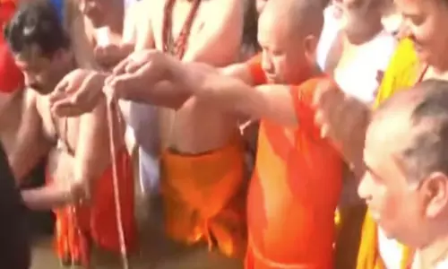 CM Yogi और राज्य मंत्रिमंडल ने महाकुंभ में संगम पर पवित्र डुबकी लगाई CM Yogi और राज्य मंत्रिमंडल ने महाकुंभ में संगम पर पवित्र डुबकी लगाई