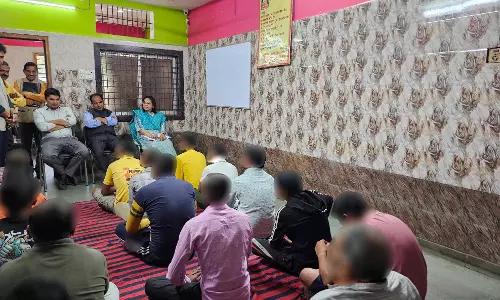 अपर मुख्य सचिव ने नशा मुक्ति केन्द्र का किया निरीक्षण, कलेक्टर और SP ने चखकर भोजन की गुणवत्ता जानी अपर मुख्य सचिव ने नशा मुक्ति केन्द्र का किया निरीक्षण, कलेक्टर और SP ने चखकर भोजन की गुणवत्ता जानी