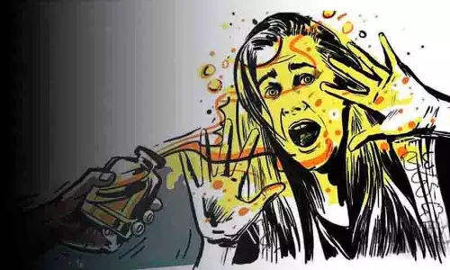 Khammam में एक व्यक्ति ने नर्सिंग छात्रा पर तेजाब फेंका