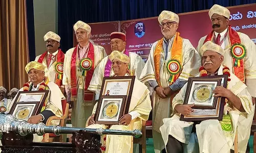 Kuvempu University : कागोडु थिमप्पा सहित तीन को मानद डॉक्टरेट की उपाधि प्रदान की Kuvempu University : कागोडु थिमप्पा सहित तीन को मानद डॉक्टरेट की उपाधि प्रदान की