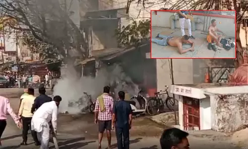 दुकान में रखे सिलेंडर में अचानक हुआ Blast, मची अफरा-तफरी दुकान में रखे सिलेंडर में अचानक हुआ Blast, मची अफरा-तफरी