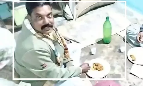 धान खरीदी केंद्र में चलती है दारू पार्टी? वीडियो ने खलबली मचा दी