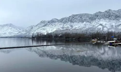 कश्मीर के पहाड़ों पर बर्फबारी, Srinagar में तापमान शून्य से ऊपर कश्मीर के पहाड़ों पर बर्फबारी, Srinagar में तापमान शून्य से ऊपर