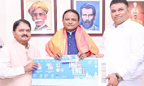 Odisha: सीएम माझी ने भारत बनाम इंग्लैंड दूसरे वनडे का पहला टिकट खरीदा