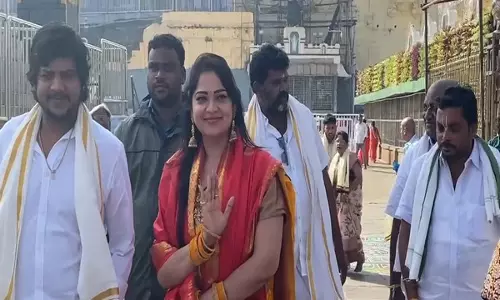 अभिनेत्री Ashwini Sri ने तिरुमाला मंदिर में पूजा-अर्चना की अभिनेत्री Ashwini Sri ने तिरुमाला मंदिर में पूजा-अर्चना की