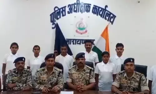 आठ नक्सलियों ने किया सरेंडर, नक्सलवाद गिन रहा अंतिम सांसें आठ नक्सलियों ने किया सरेंडर, नक्सलवाद गिन रहा अंतिम सांसें