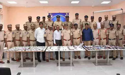 Ramagundam पुलिस ने 200 मोबाइल फोन मालिकों को सौंपे Ramagundam पुलिस ने 200 मोबाइल फोन मालिकों को सौंपे