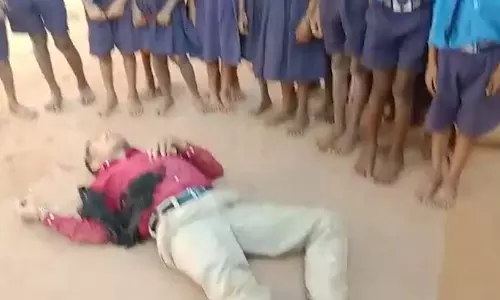 टीचर मदहोश दिखा, शराब पीकर स्कूल परिसर में सोया