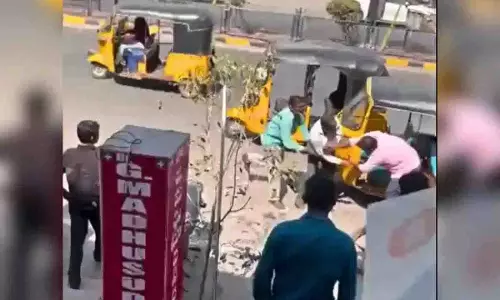 Hanamkonda में एक व्यक्ति ने ऑटो चालक को चाकू मार दिया Hanamkonda में एक व्यक्ति ने ऑटो चालक को चाकू मार दिया