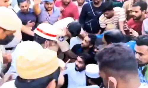 AIMIM के माजिद हुसैन ने हैदराबाद की चिंतल बस्ती में अतिक्रमण अभियान का विरोध किया