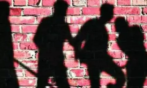 Pune: शराब की दुकान में हुए विवाद को लेकर ग्राहकों की बेरहमी से पिटाई Pune: शराब की दुकान में हुए विवाद को लेकर ग्राहकों की बेरहमी से पिटाई