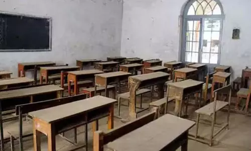 हड़ताल के बाद स्कूल बंद: हेडमास्टर का निलंबन