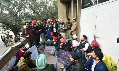 PU सीनेट चुनाव मुद्दे पर छात्रों ने डीन कार्यालय का रास्ता रोका PU सीनेट चुनाव मुद्दे पर छात्रों ने डीन कार्यालय का रास्ता रोका