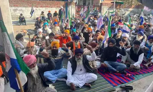 प्रभावशाली व्यक्तियों द्वारा भूमि हड़पने के प्रयास के खिलाफ किसानों ने किया प्रदर्शन प्रभावशाली व्यक्तियों द्वारा भूमि हड़पने के प्रयास के खिलाफ किसानों ने किया प्रदर्शन