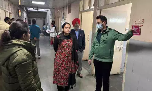 DC ने जीएनडी अस्पताल का किया औचक दौरा, मरीजों की समस्याएं सुनीं