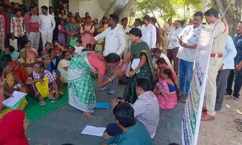 Woman ने ग्राम सभा के दौरान अधिकारी के पैर छुए, इंदिराम्मा घर के लिए गुहार लगाई