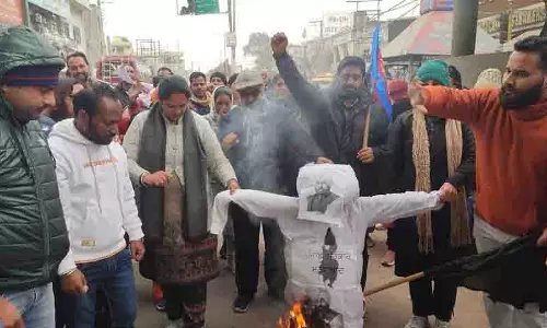 Amritsar: कंप्यूटर शिक्षकों ने जलाया सरकार का पुतला Amritsar: कंप्यूटर शिक्षकों ने जलाया सरकार का पुतला